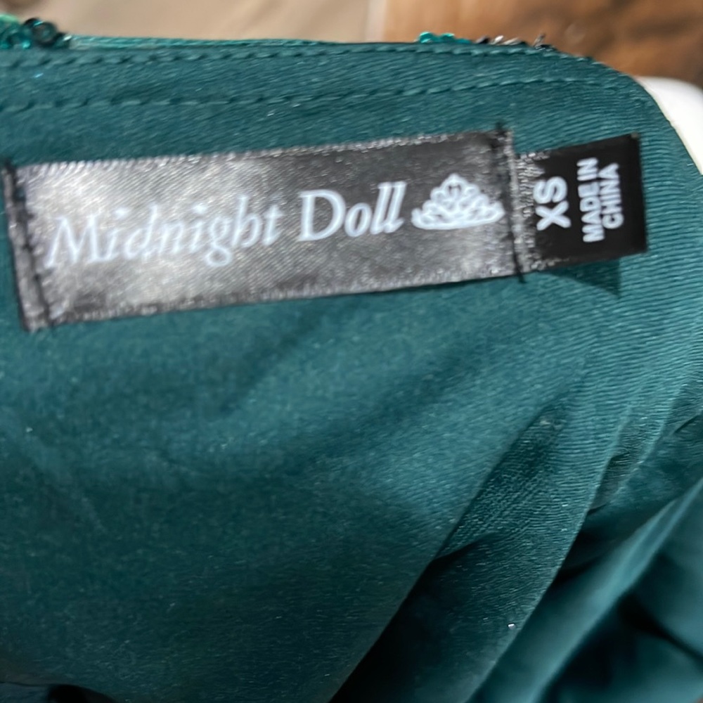 Formal Short Dress With Sequence And Open Back - image 4